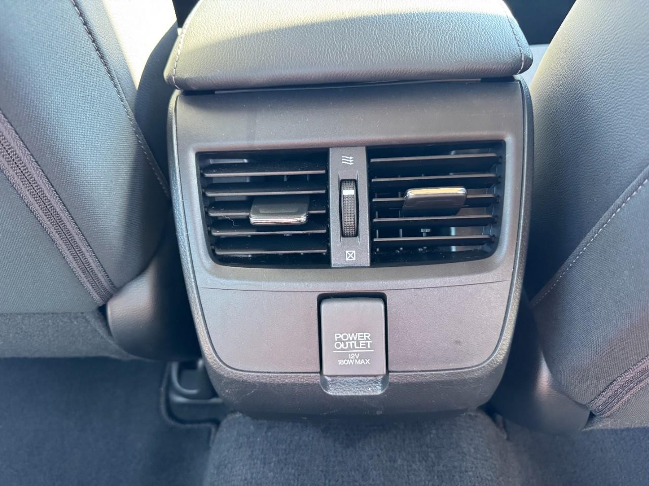 Honda Clarity Plug-In Hybrid Vehicle Full-screen Gallery Image 17