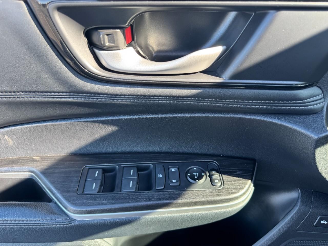 Honda Clarity Plug-In Hybrid Vehicle Full-screen Gallery Image 19