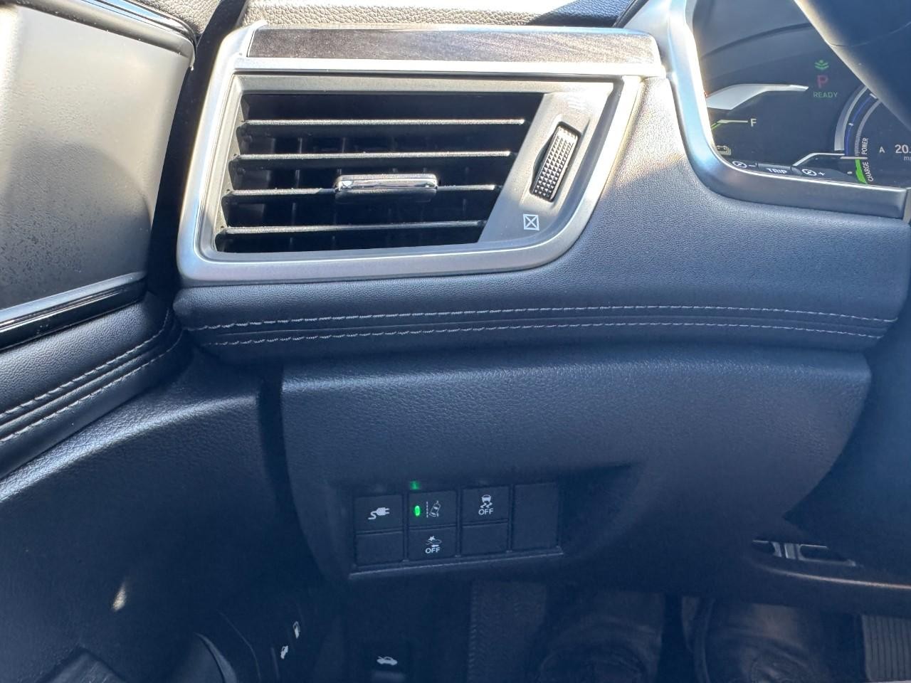 Honda Clarity Plug-In Hybrid Vehicle Full-screen Gallery Image 23