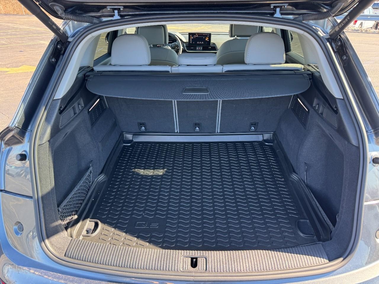 Audi Q5 Vehicle Full-screen Gallery Image 04