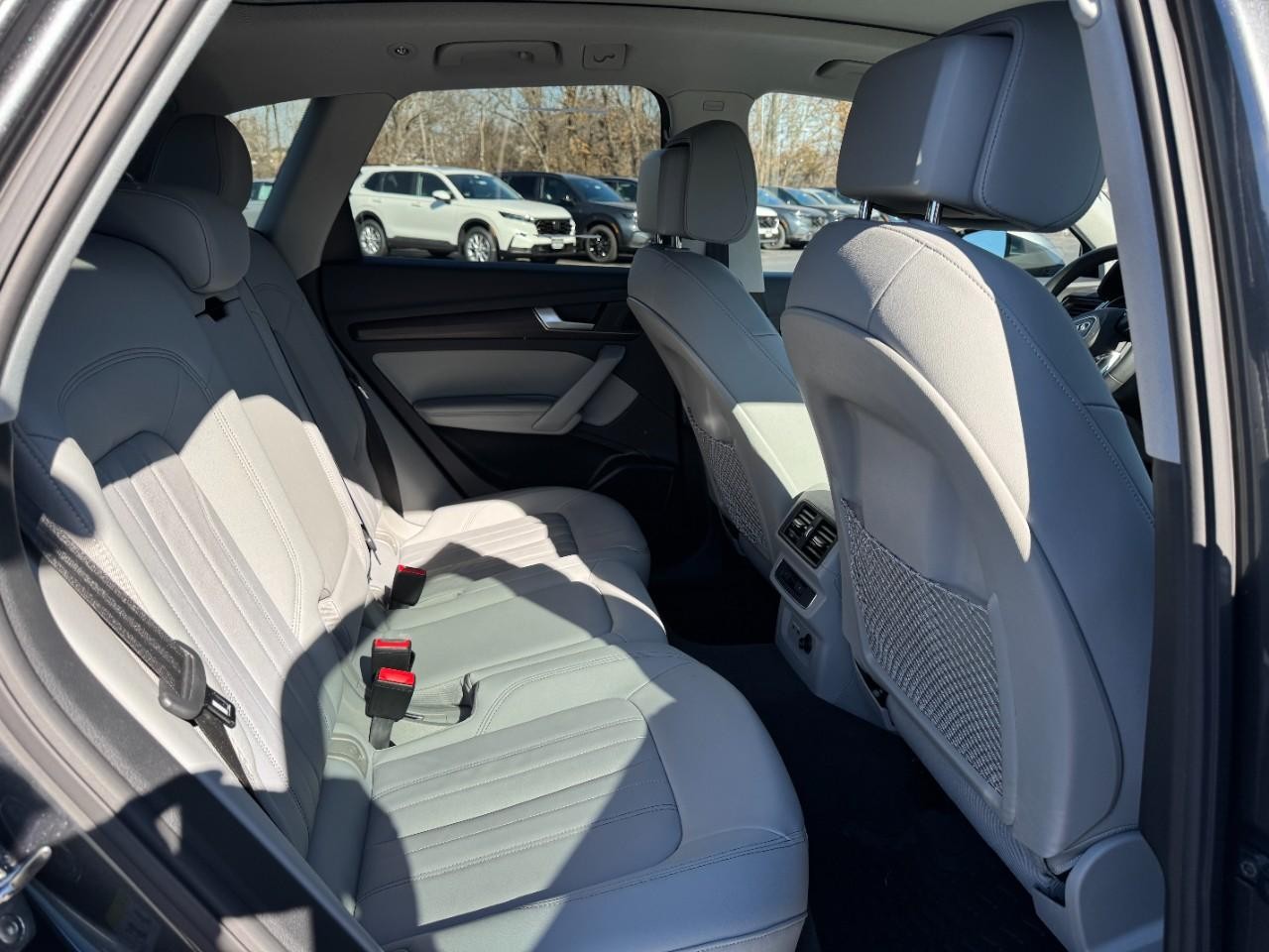 Audi Q5 Vehicle Full-screen Gallery Image 10