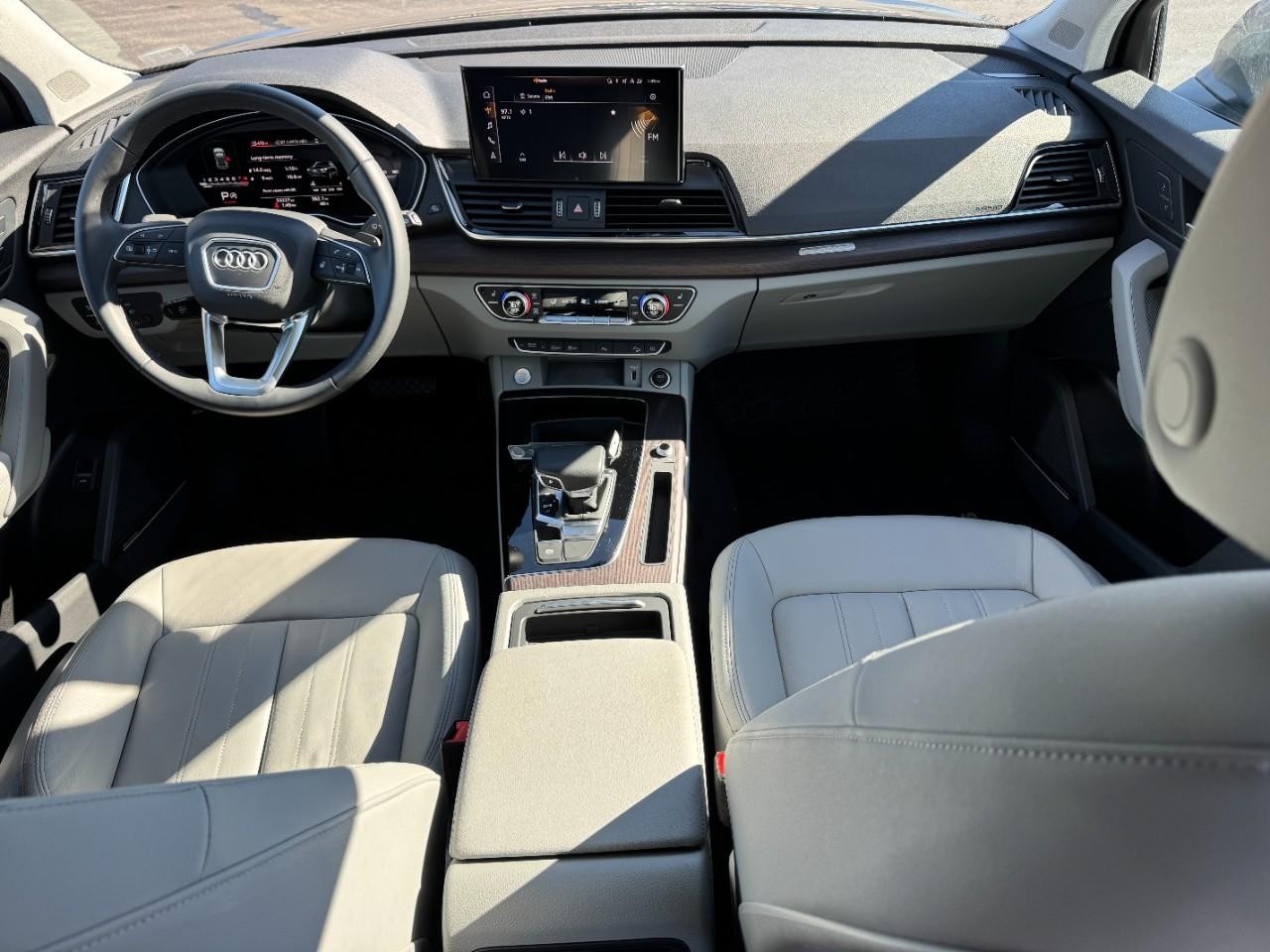 Audi Q5 Vehicle Full-screen Gallery Image 11