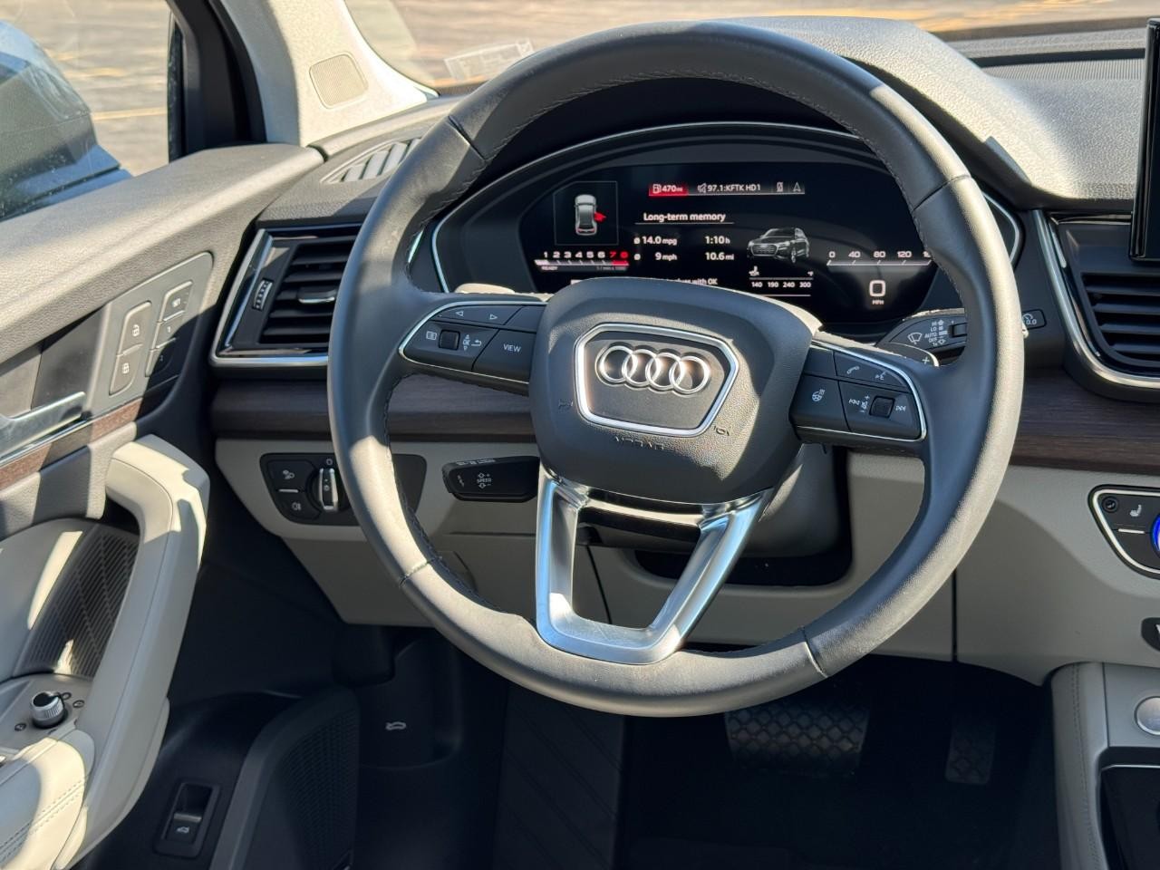 Audi Q5 Vehicle Full-screen Gallery Image 12