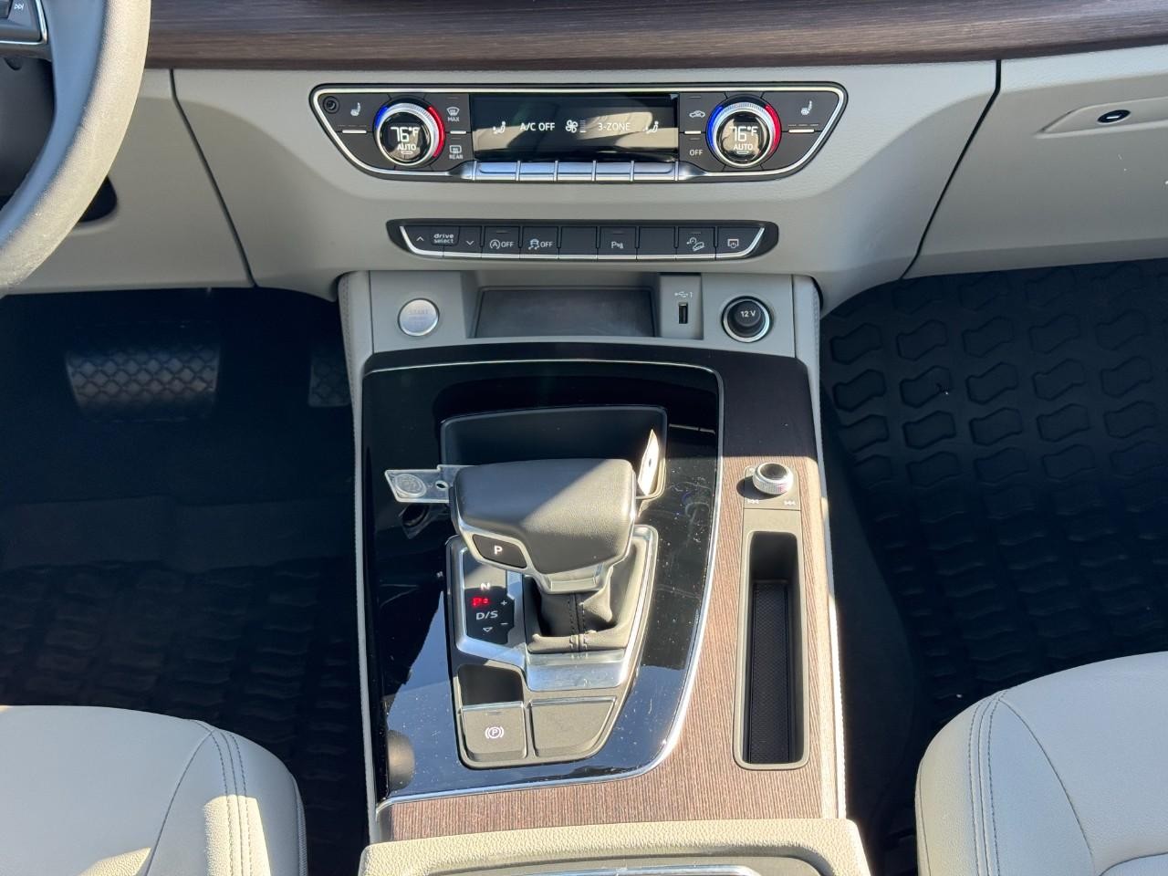 Audi Q5 Vehicle Full-screen Gallery Image 14