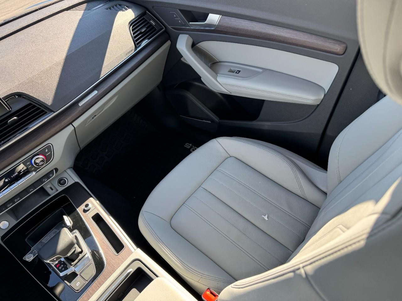 Audi Q5 Vehicle Full-screen Gallery Image 15