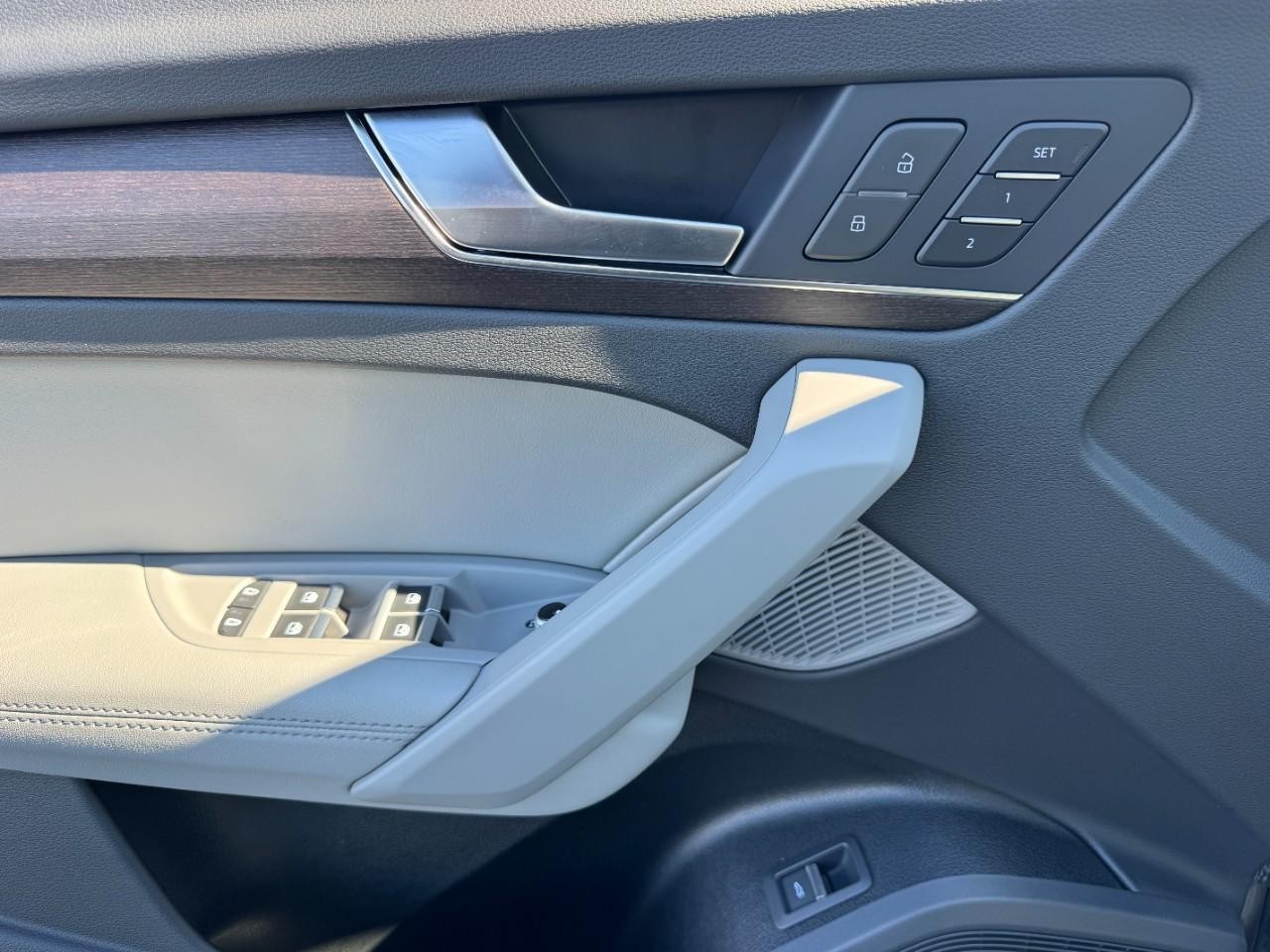 Audi Q5 Vehicle Full-screen Gallery Image 18