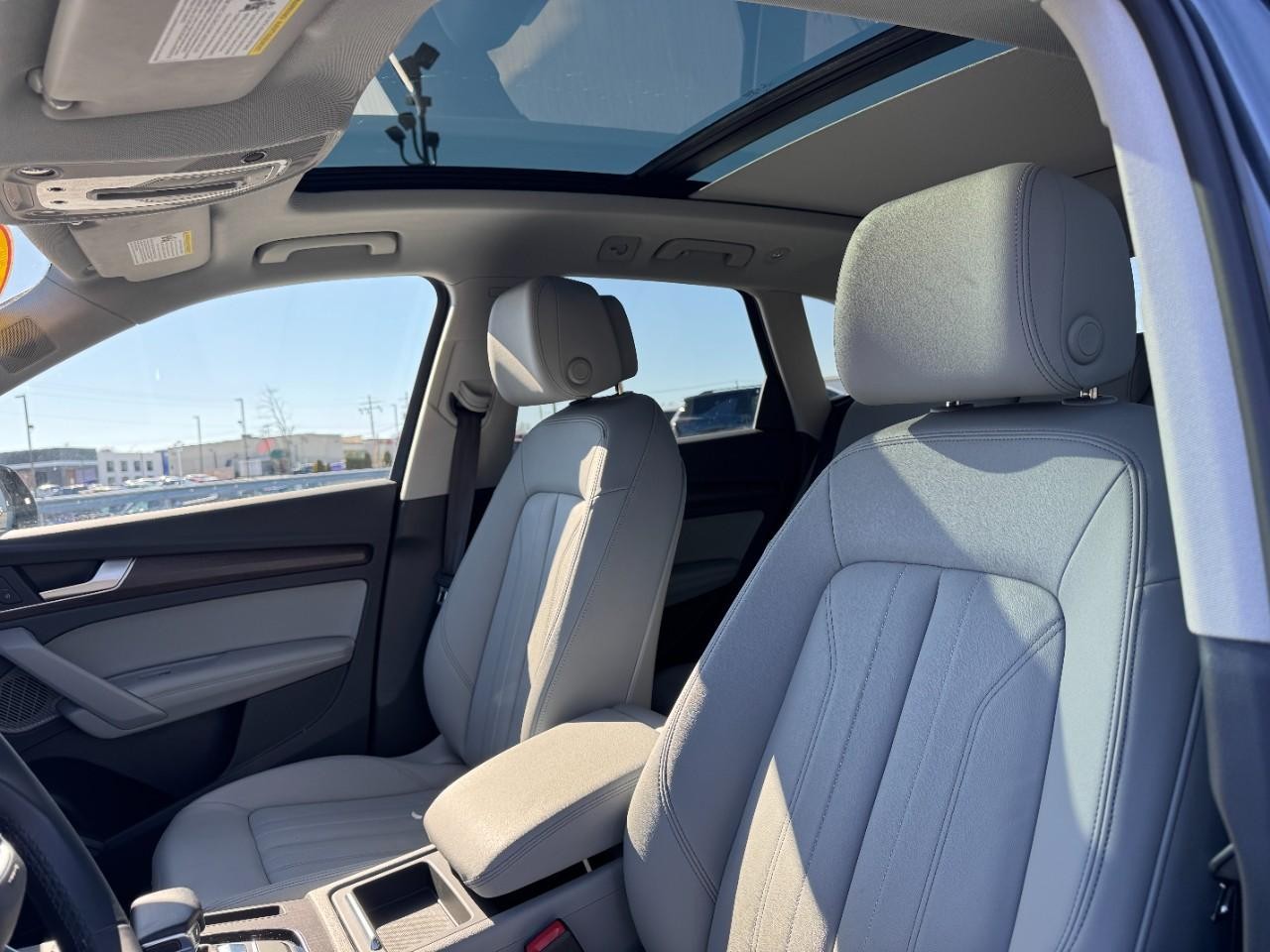 Audi Q5 Vehicle Full-screen Gallery Image 19