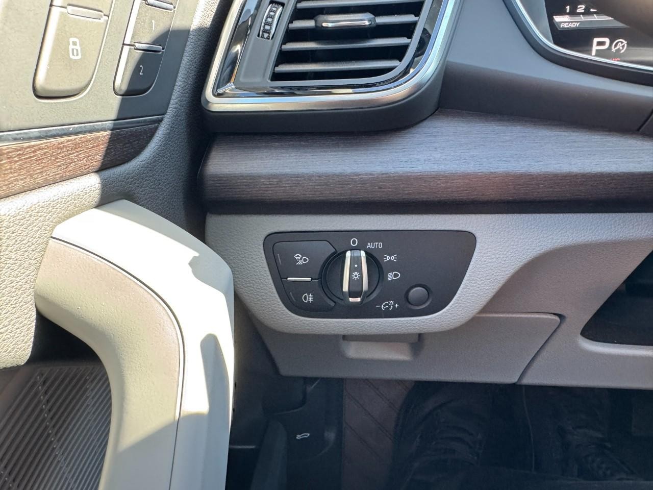 Audi Q5 Vehicle Full-screen Gallery Image 23