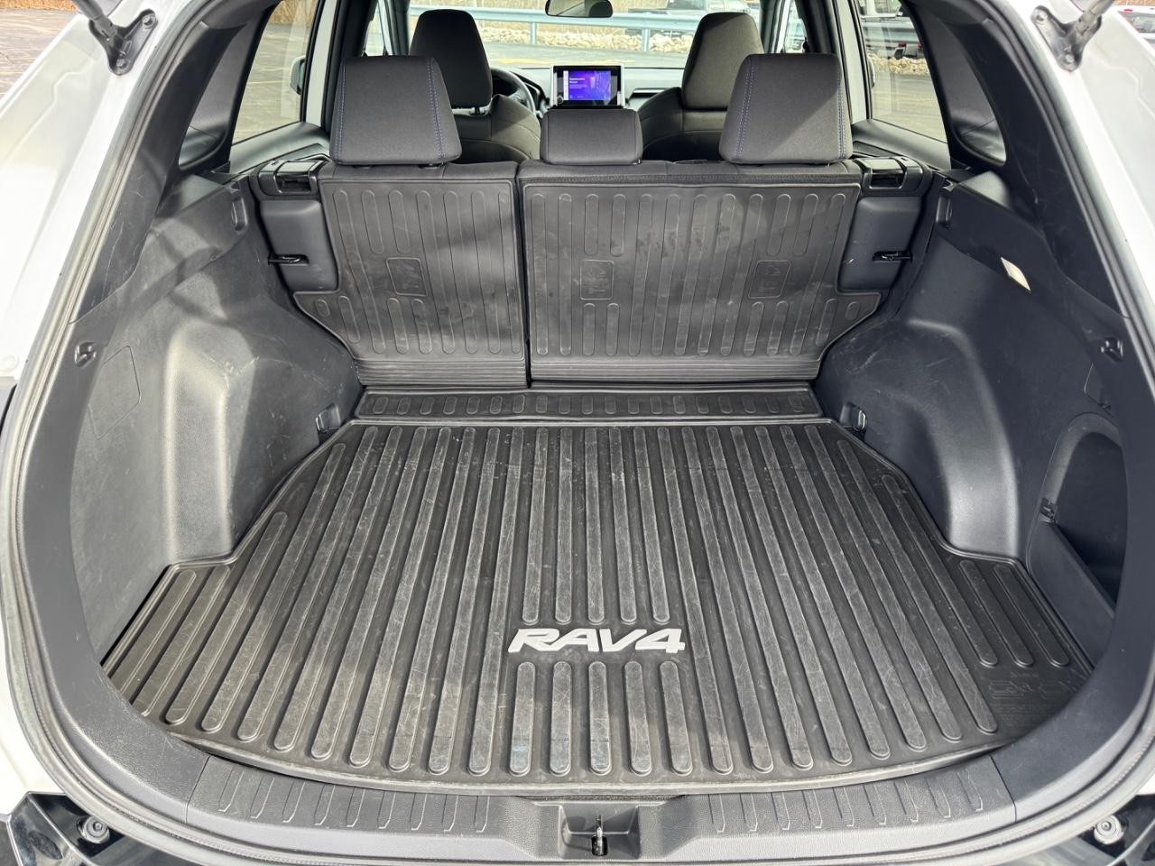 Toyota RAV4 Vehicle Full-screen Gallery Image 02