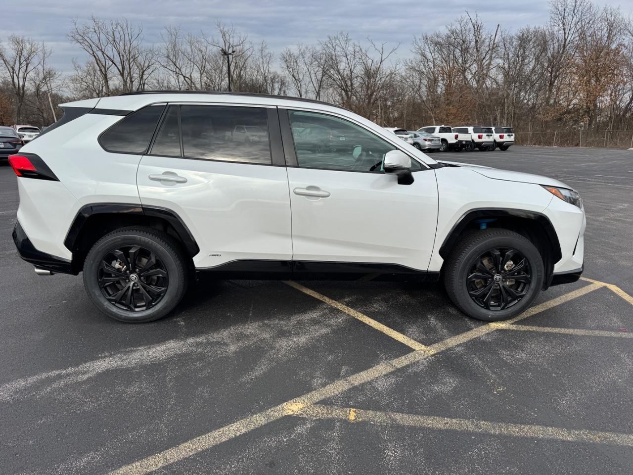 Toyota RAV4 Vehicle Full-screen Gallery Image 04