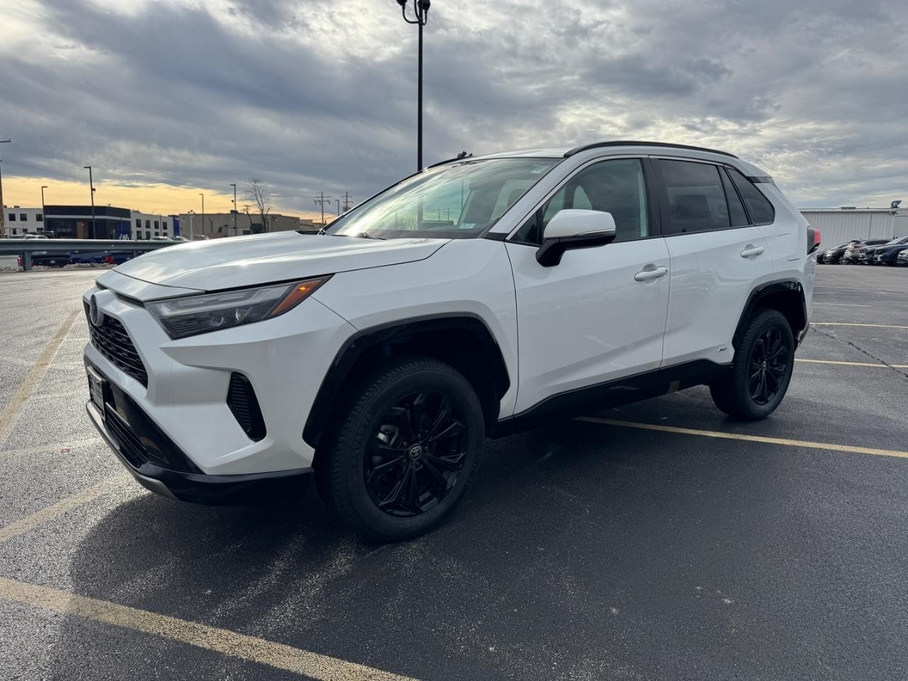 Toyota RAV4 Vehicle Full-screen Gallery Image 08