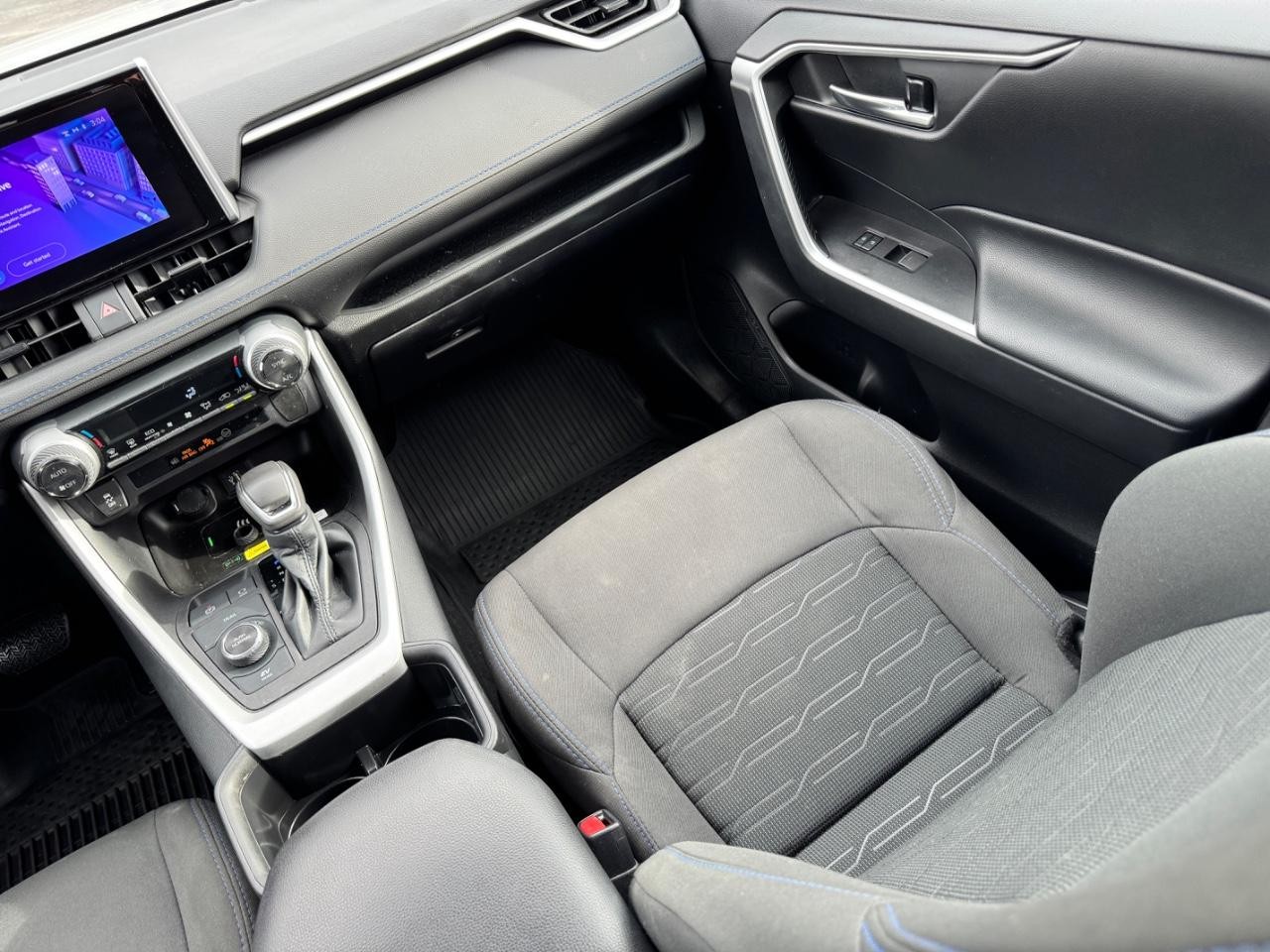 Toyota RAV4 Vehicle Full-screen Gallery Image 15
