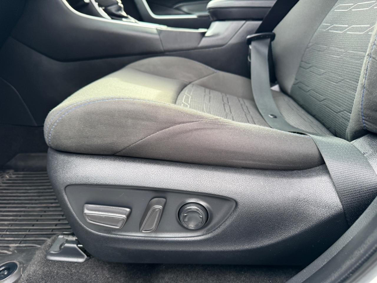 Toyota RAV4 Vehicle Full-screen Gallery Image 17