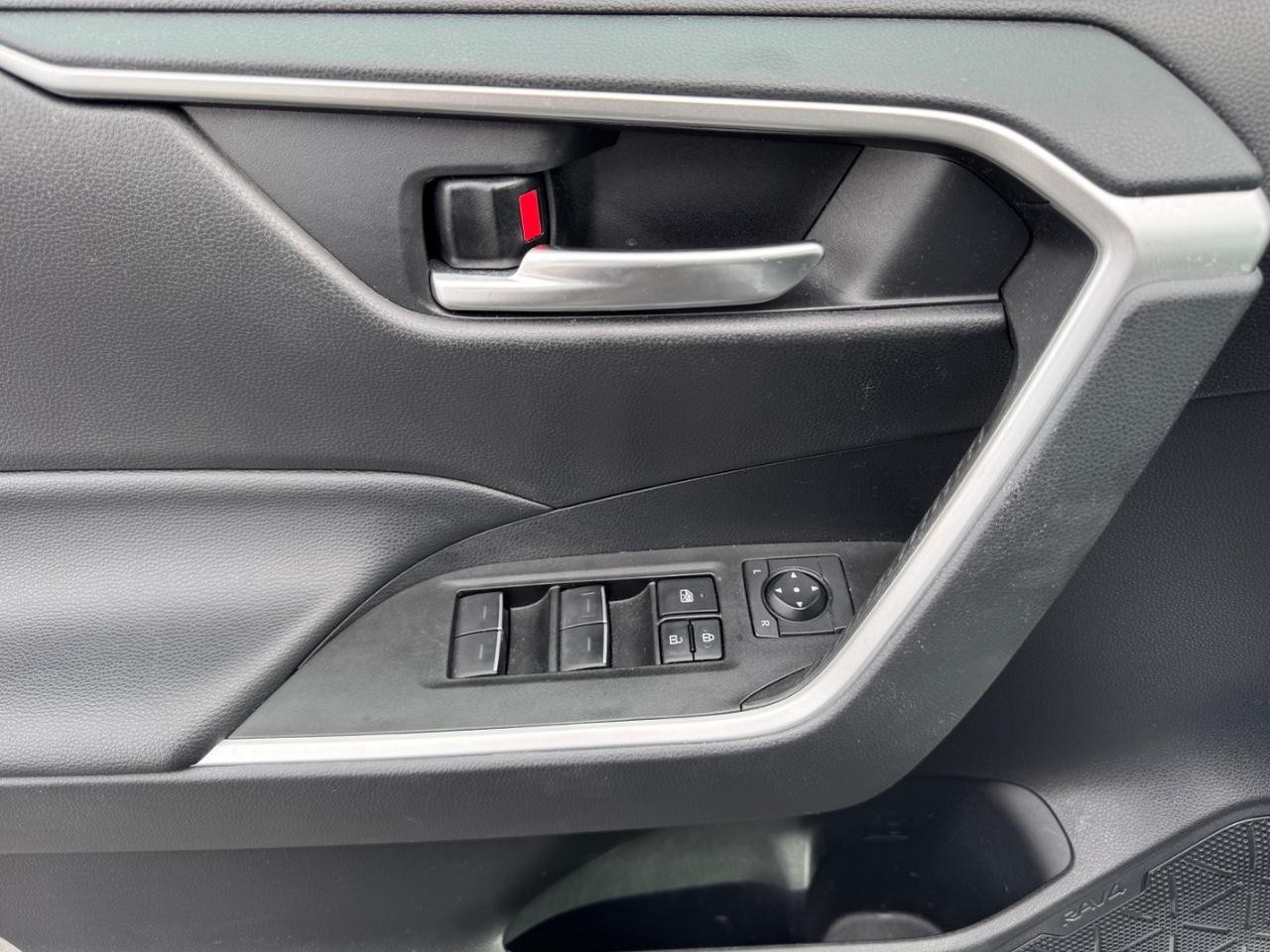 Toyota RAV4 Vehicle Full-screen Gallery Image 18