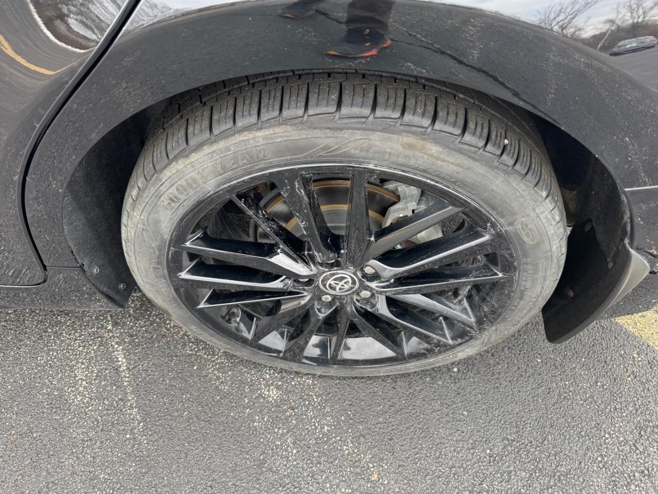 Toyota Camry Vehicle Full-screen Gallery Image 07