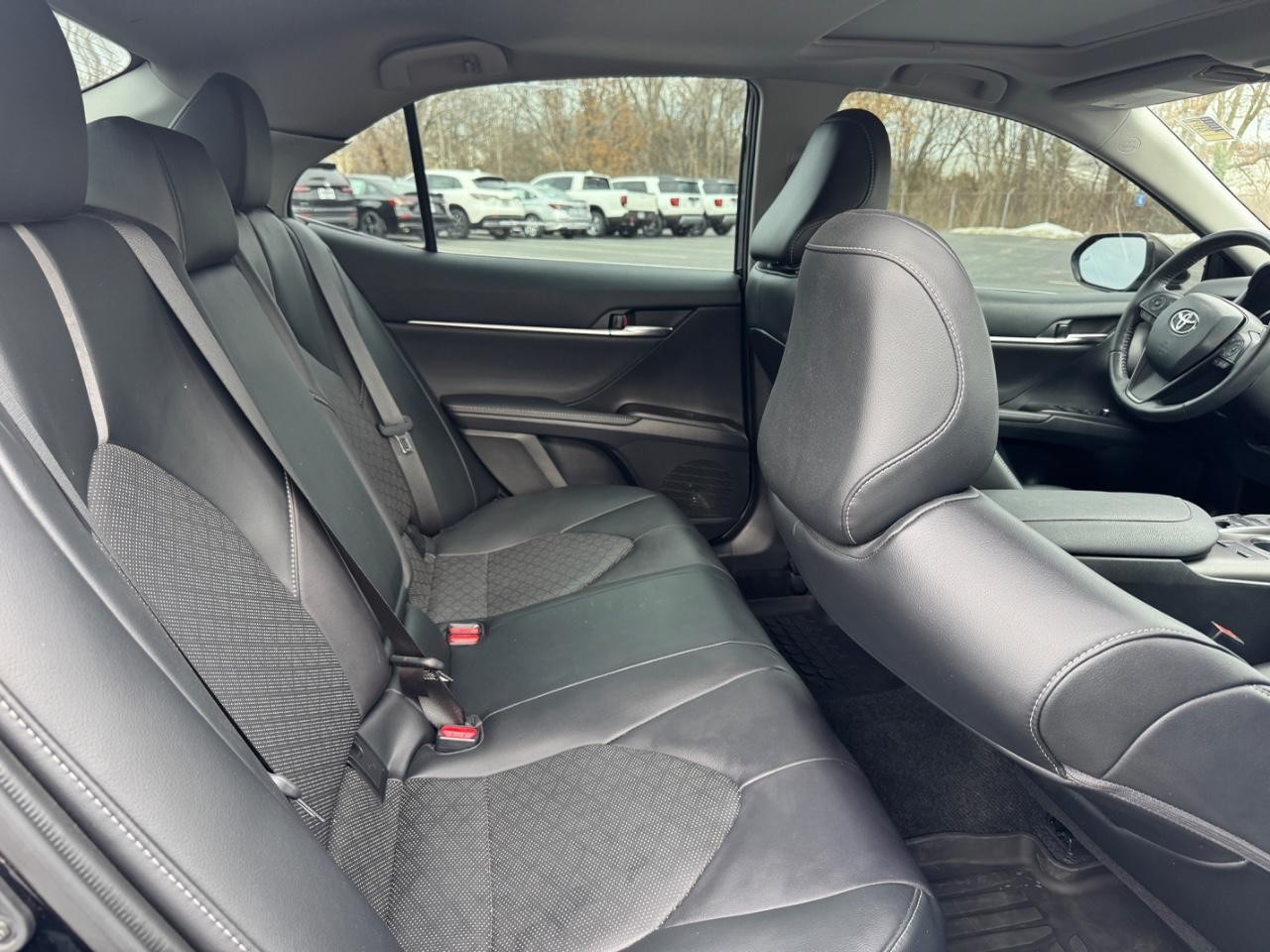 Toyota Camry Vehicle Full-screen Gallery Image 09