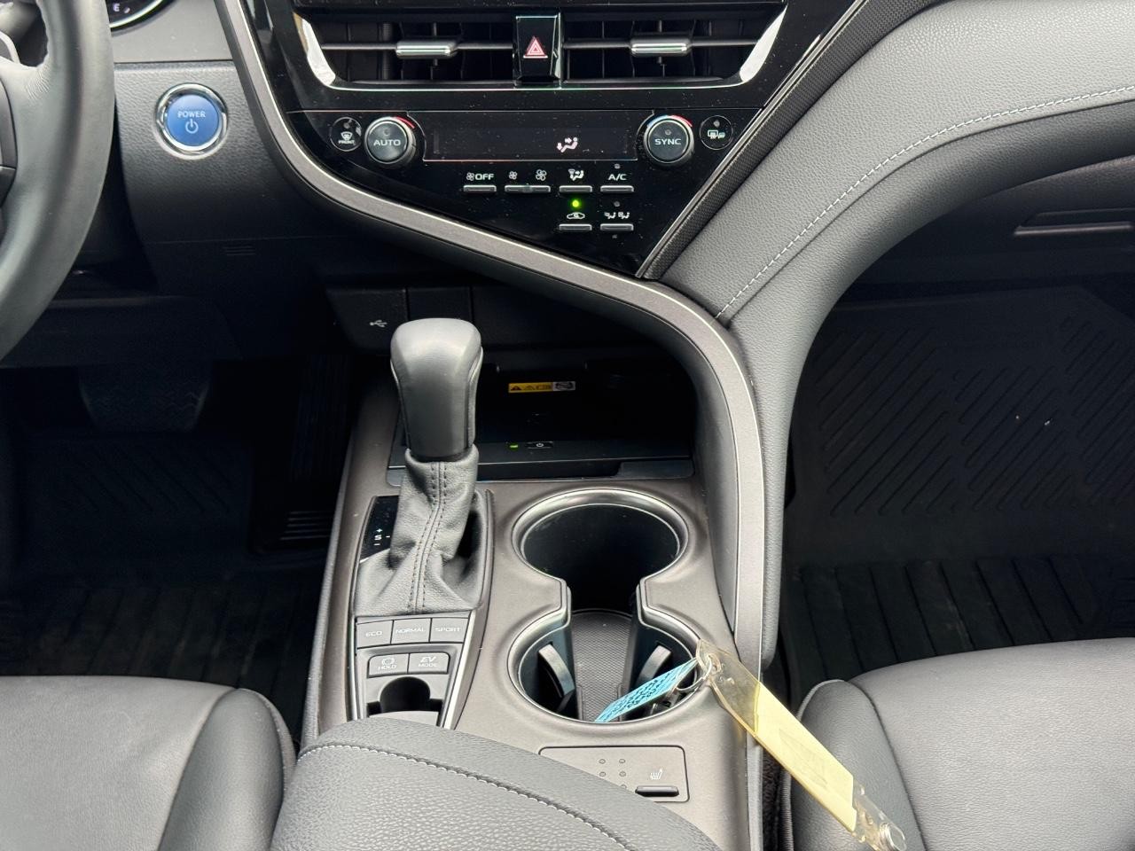 Toyota Camry Vehicle Full-screen Gallery Image 14