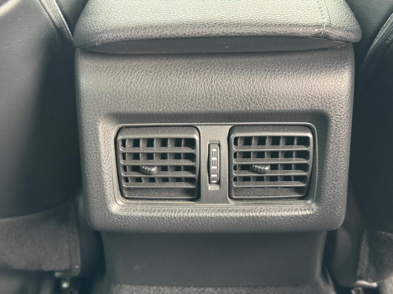 Toyota Camry Vehicle Full-screen Gallery Image 15