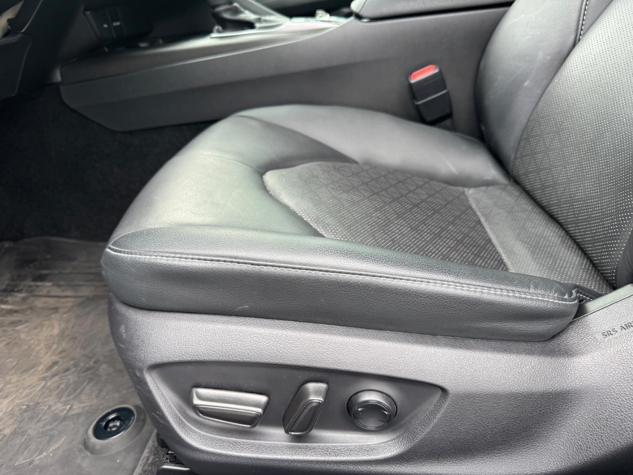 Toyota Camry Vehicle Full-screen Gallery Image 17