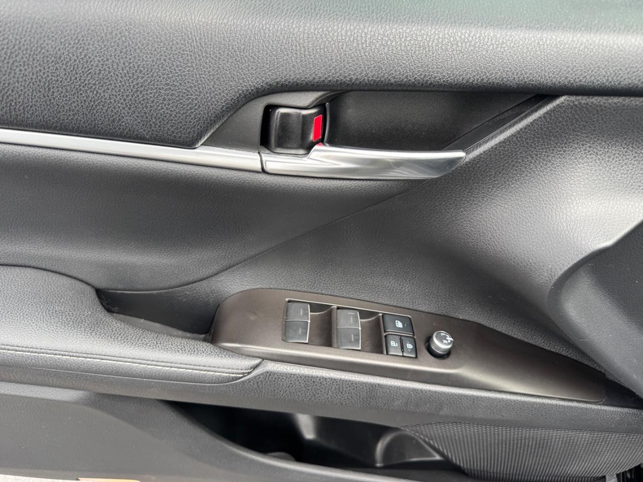 Toyota Camry Vehicle Full-screen Gallery Image 18