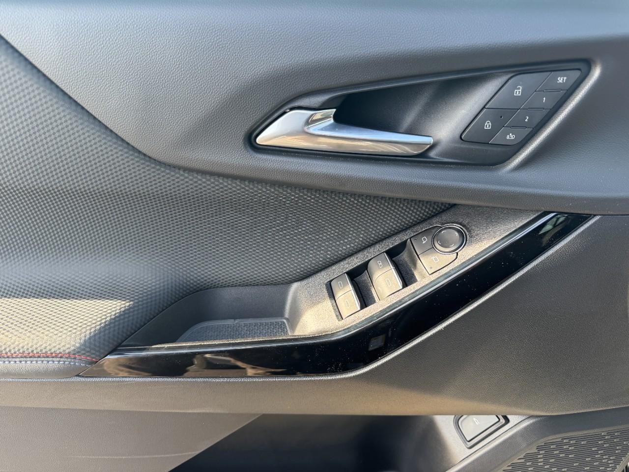 Chevrolet Equinox Vehicle Full-screen Gallery Image 19