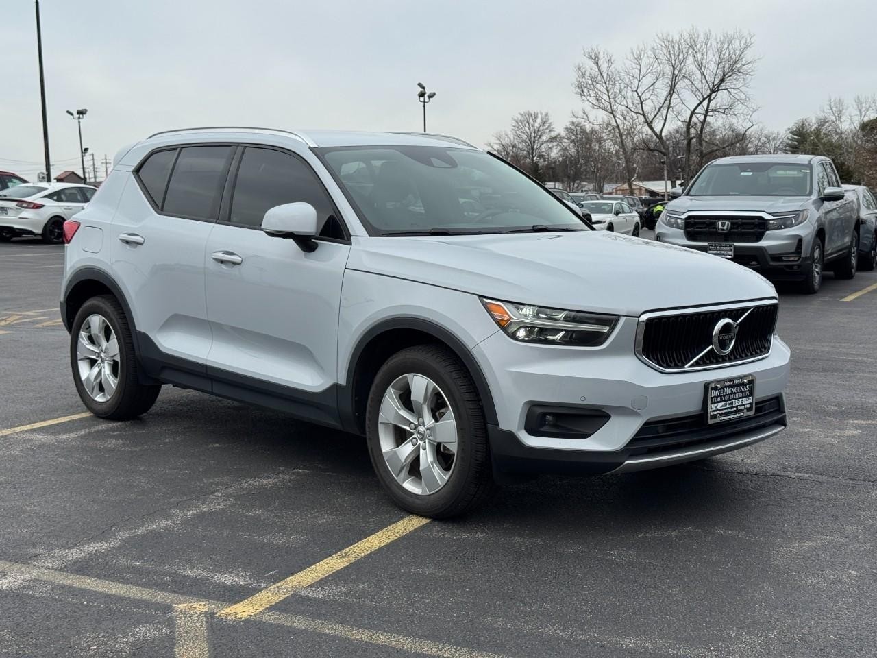 Volvo XC40 Vehicle Full-screen Gallery Image 02