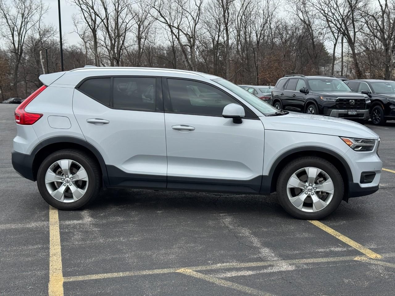 Volvo XC40 Vehicle Full-screen Gallery Image 03