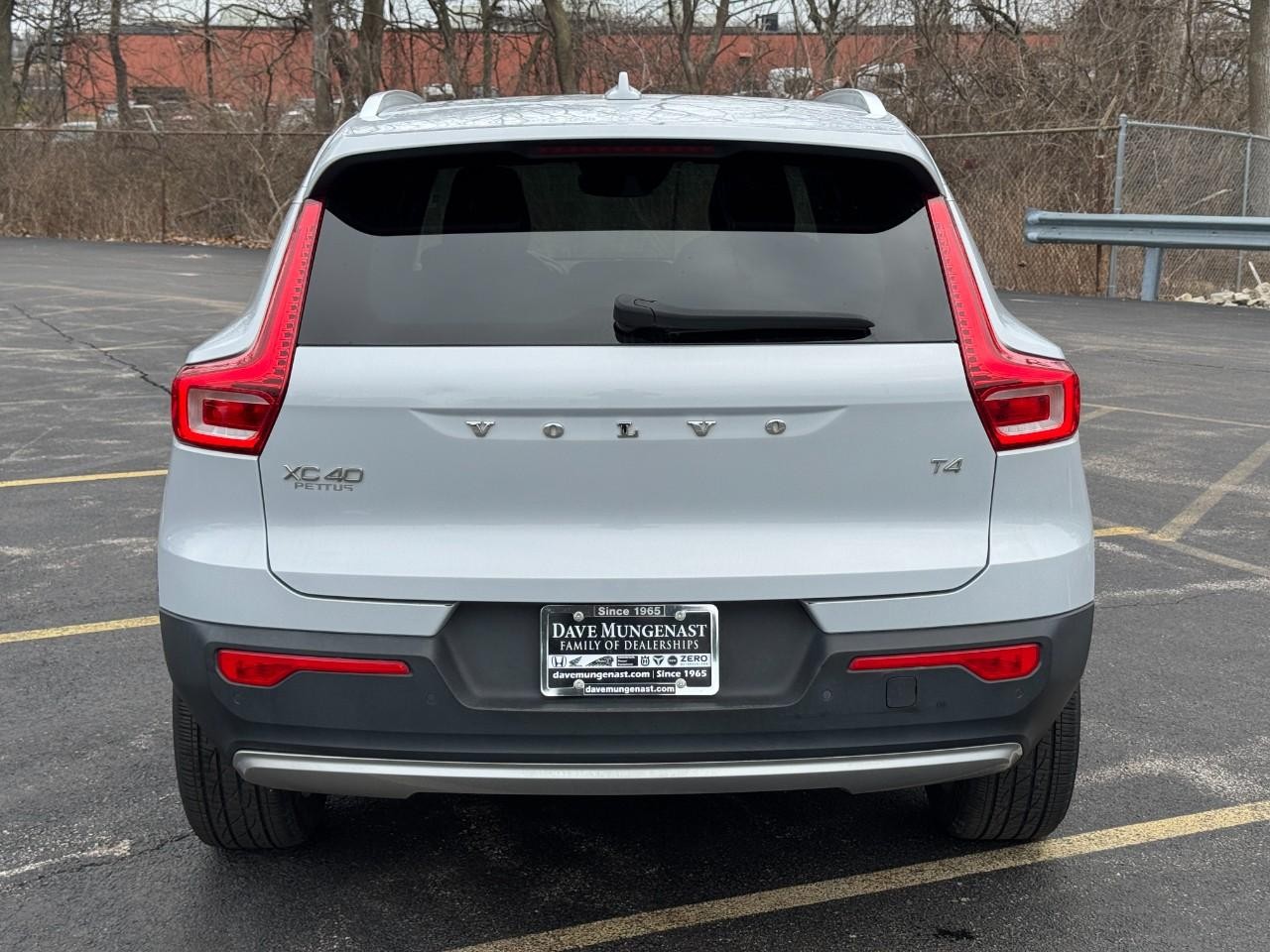 Volvo XC40 Vehicle Full-screen Gallery Image 06