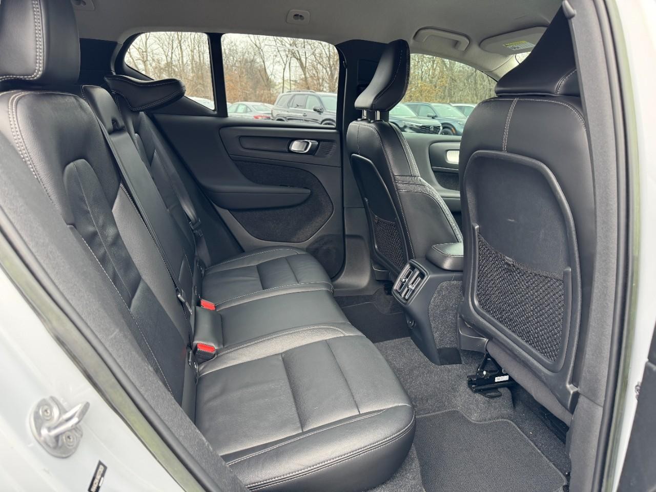 Volvo XC40 Vehicle Full-screen Gallery Image 11