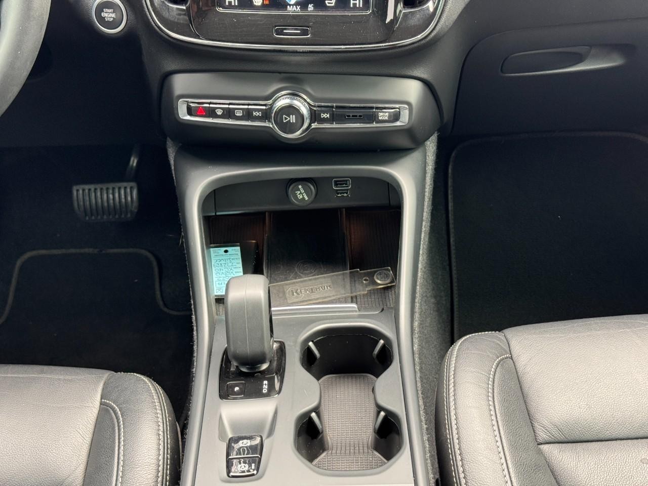 Volvo XC40 Vehicle Full-screen Gallery Image 15