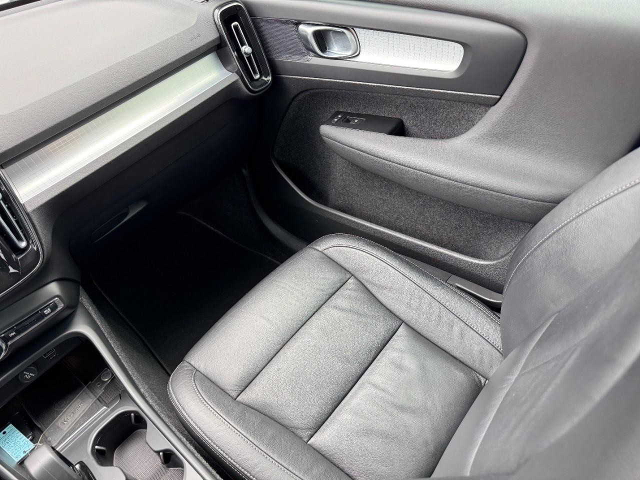 Volvo XC40 Vehicle Full-screen Gallery Image 16