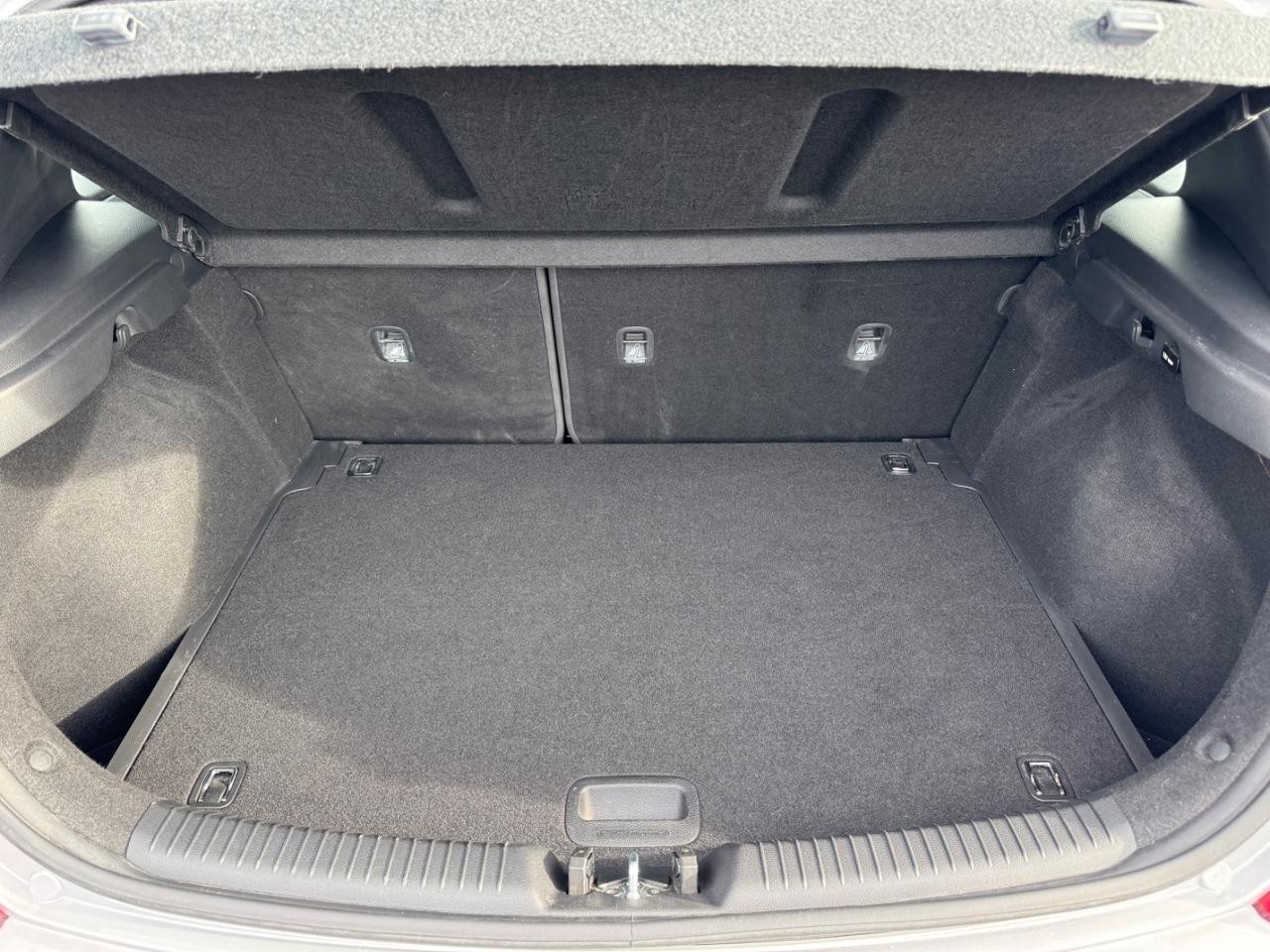 Hyundai Elantra GT Vehicle Full-screen Gallery Image 04