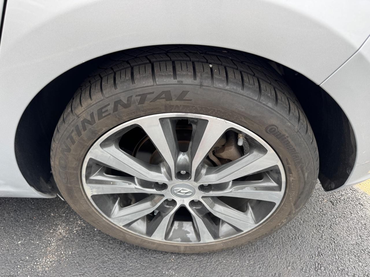 Hyundai Elantra GT Vehicle Full-screen Gallery Image 07