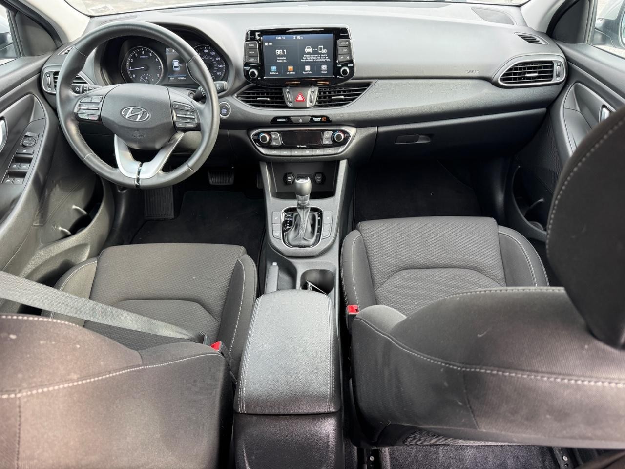 Hyundai Elantra GT Vehicle Full-screen Gallery Image 11