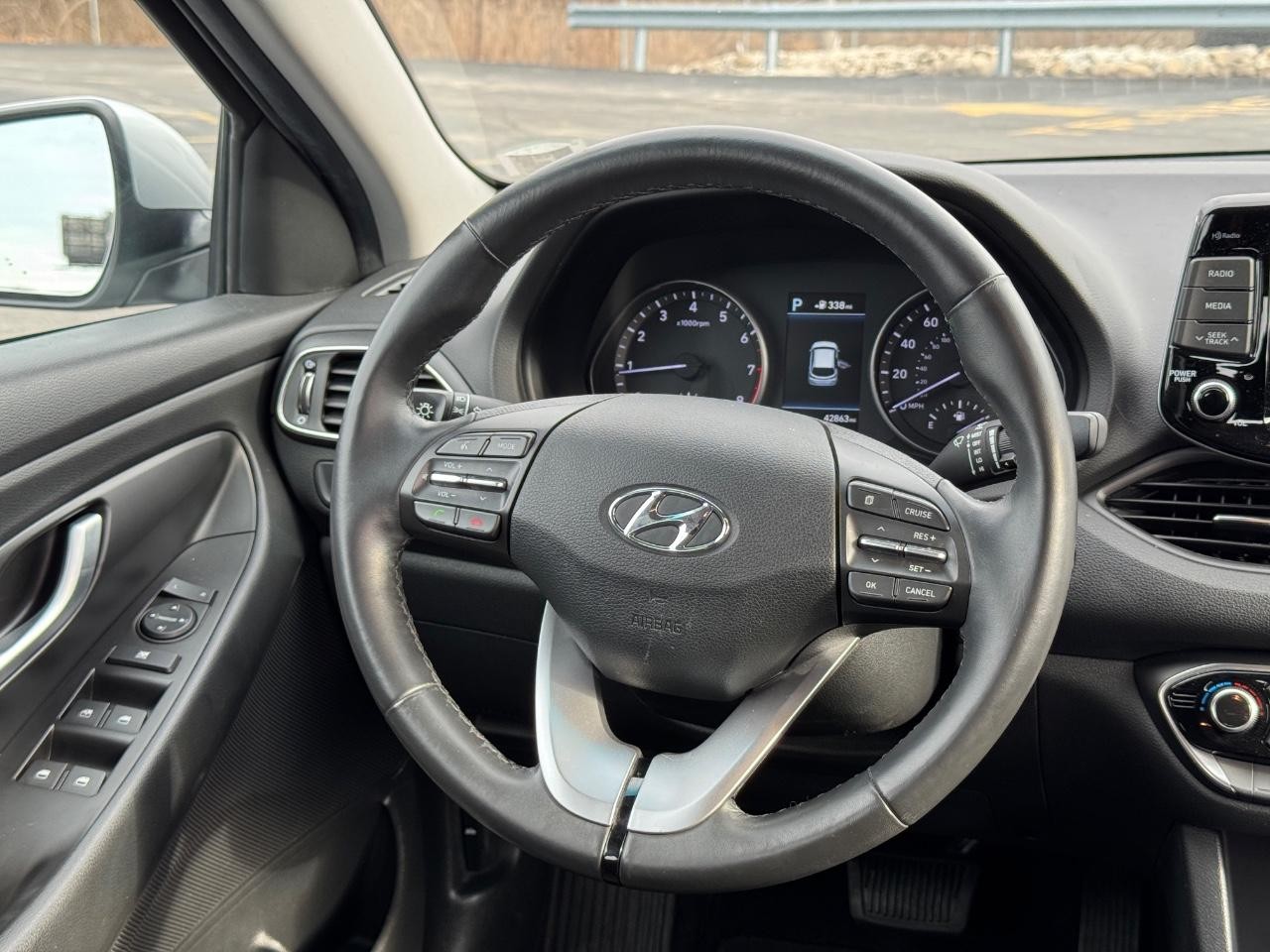 Hyundai Elantra GT Vehicle Full-screen Gallery Image 12