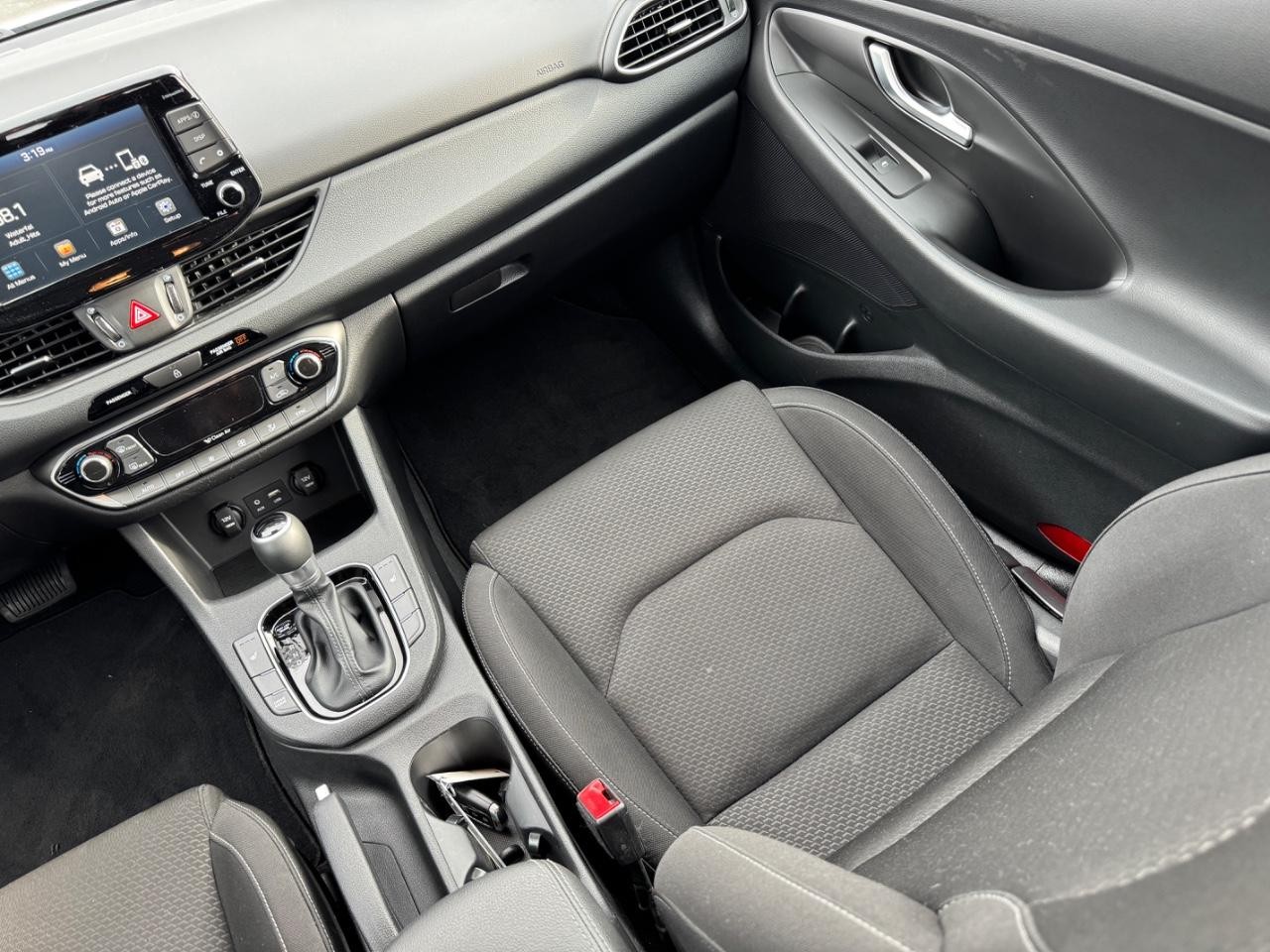 Hyundai Elantra GT Vehicle Full-screen Gallery Image 15