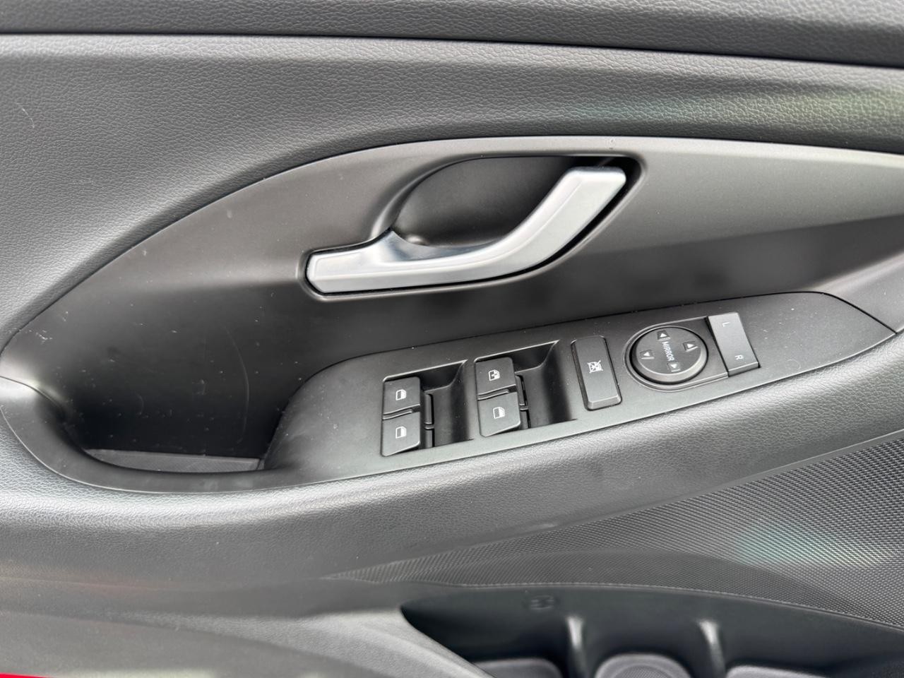 Hyundai Elantra GT Vehicle Full-screen Gallery Image 17