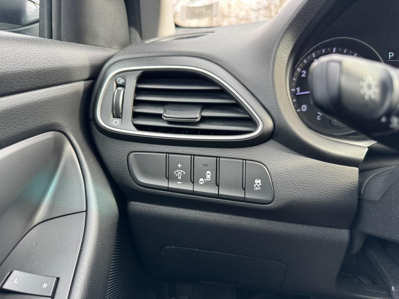 Hyundai Elantra GT Vehicle Full-screen Gallery Image 20