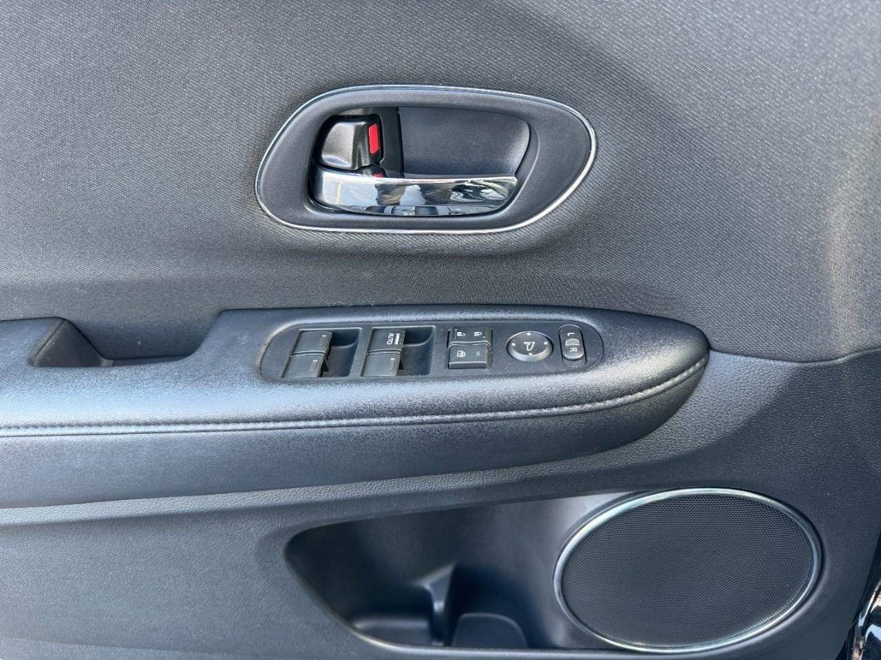 Honda HR-V Vehicle Full-screen Gallery Image 16