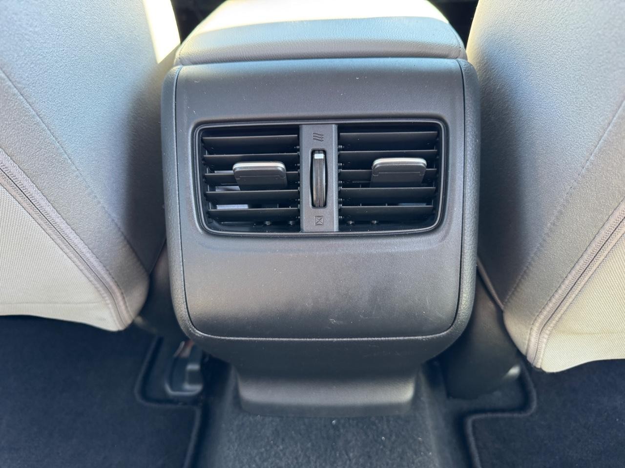 Honda Accord Sedan Vehicle Full-screen Gallery Image 16