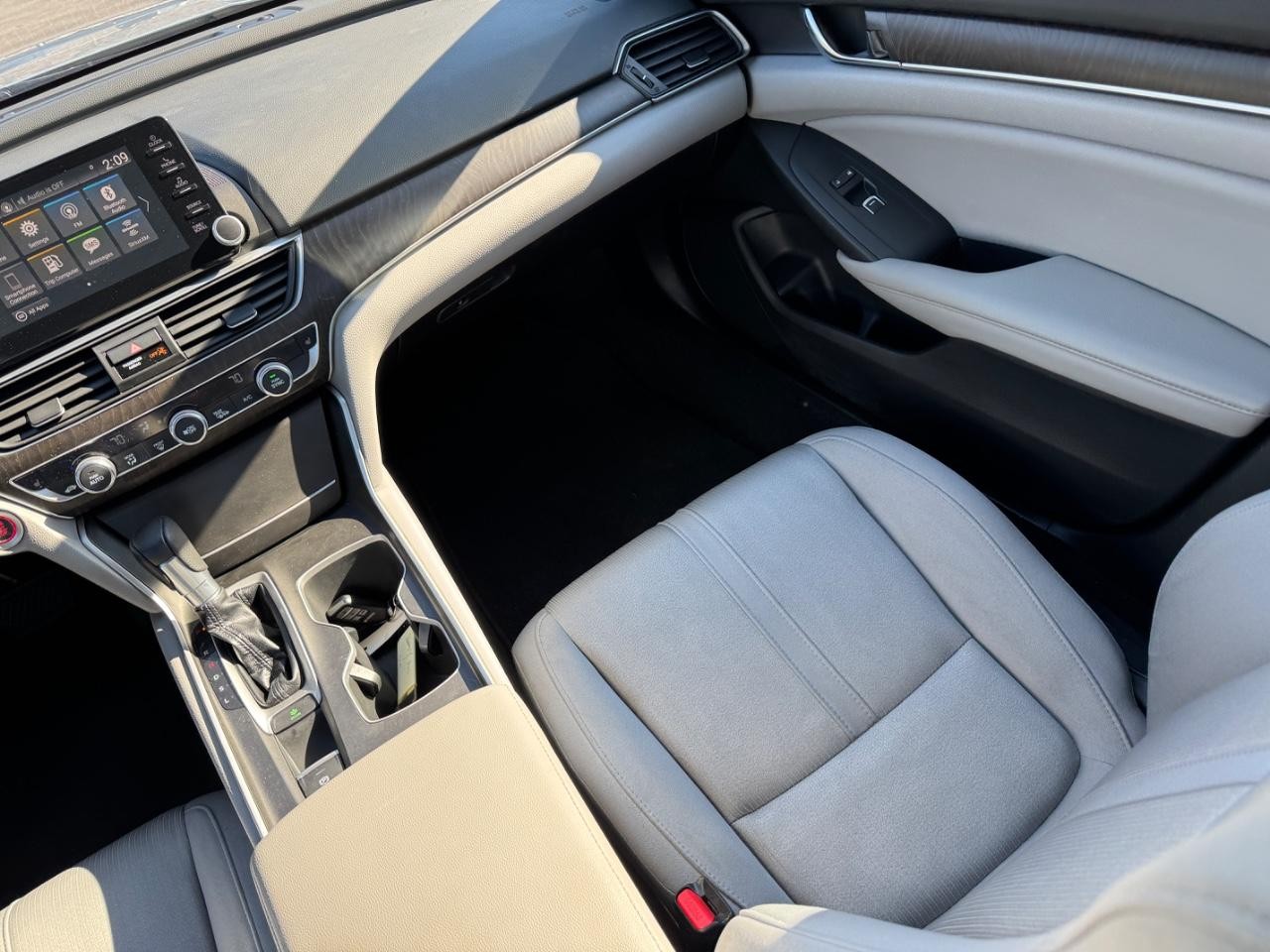 Honda Accord Sedan Vehicle Full-screen Gallery Image 17