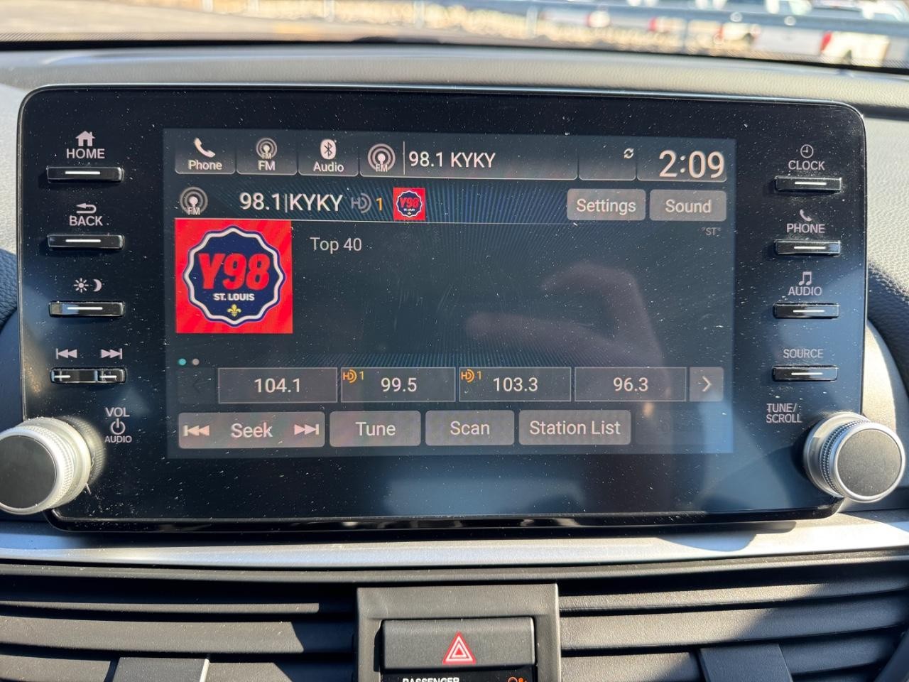 Honda Accord Sedan Vehicle Full-screen Gallery Image 24