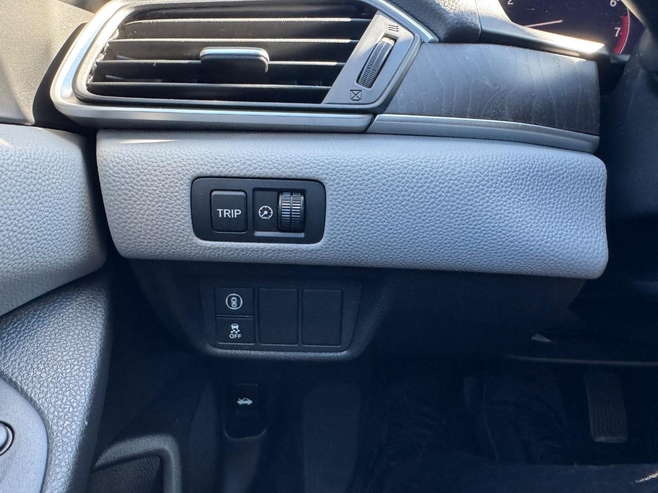 Honda Accord Sedan Vehicle Full-screen Gallery Image 26