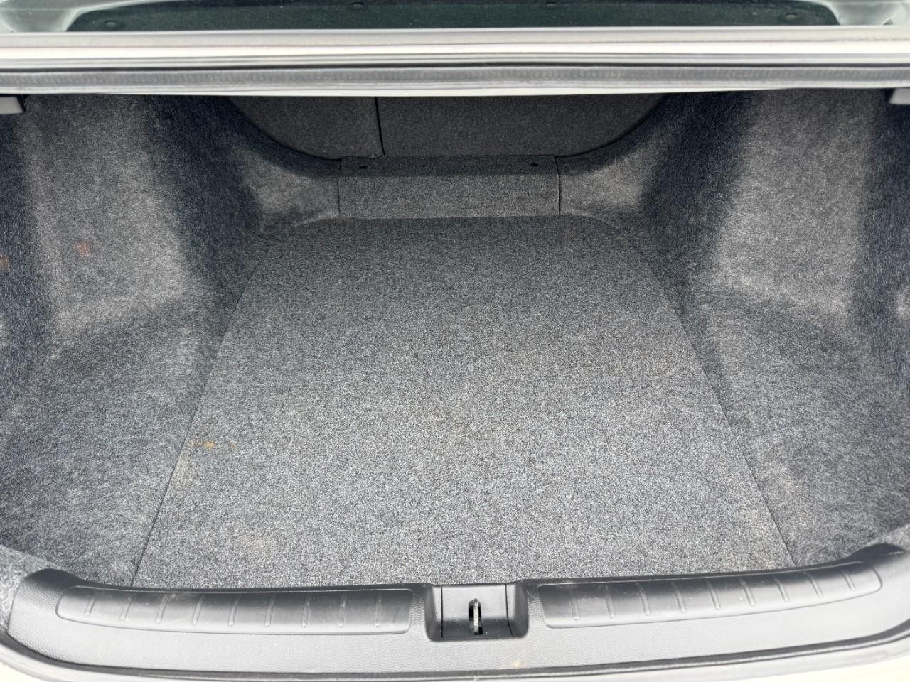 Honda Accord Sedan Vehicle Full-screen Gallery Image 04