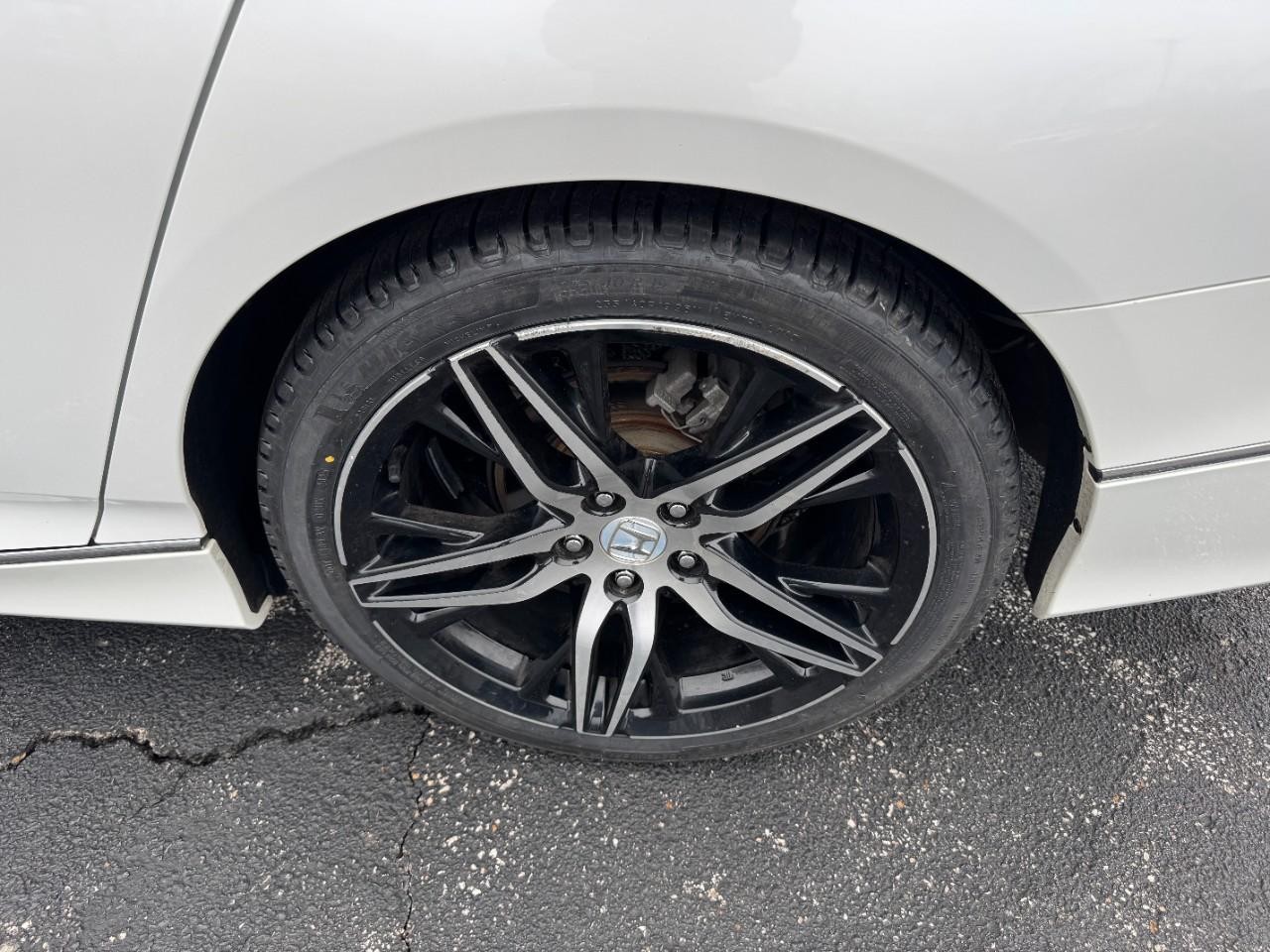 Honda Accord Sedan Vehicle Full-screen Gallery Image 07