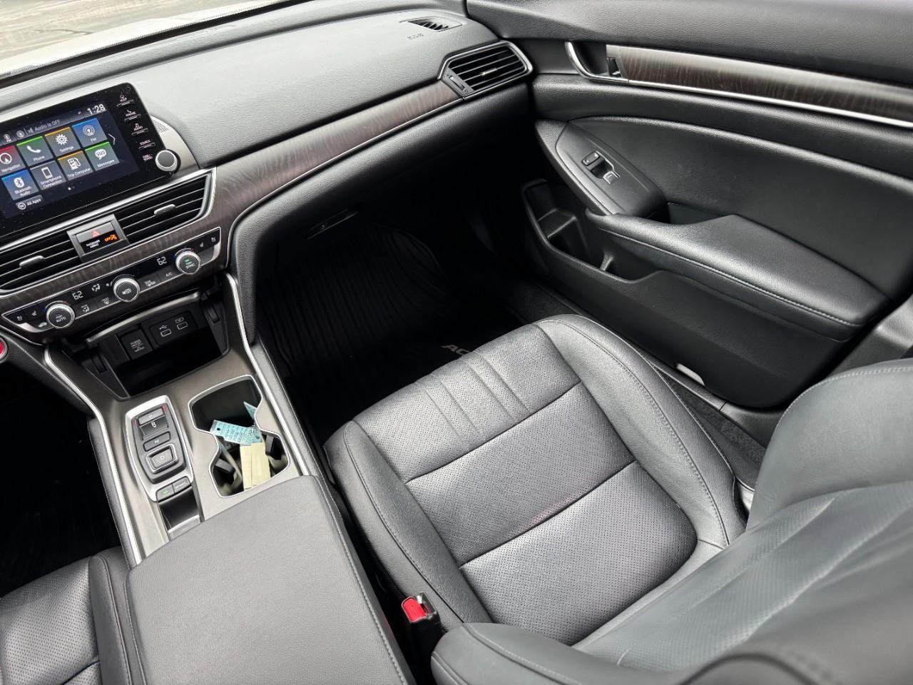 Honda Accord Sedan Vehicle Full-screen Gallery Image 14