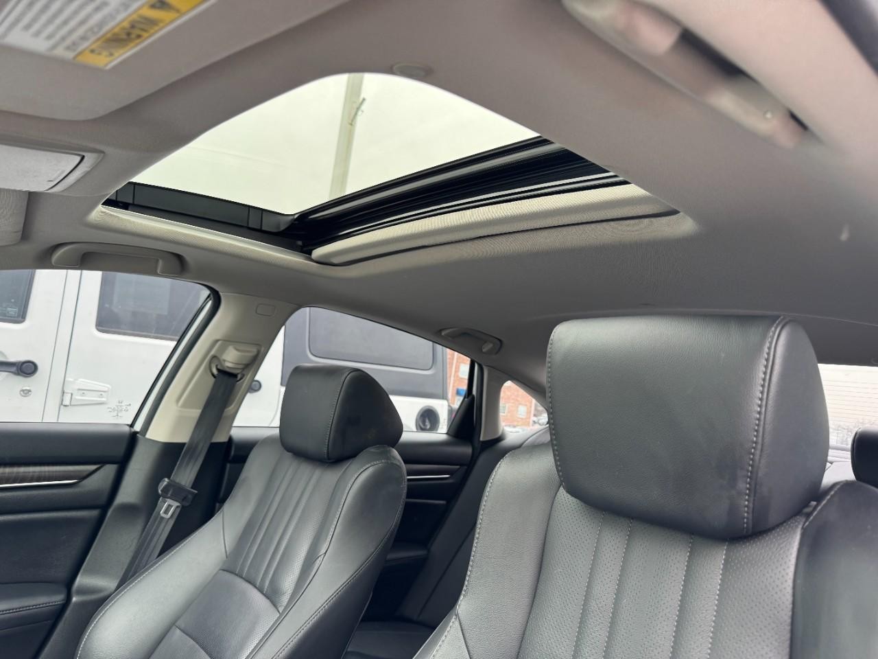 Honda Accord Sedan Vehicle Full-screen Gallery Image 15