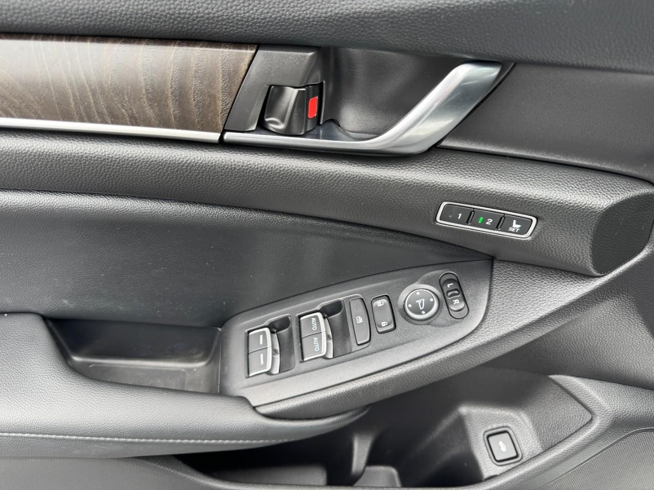 Honda Accord Sedan Vehicle Full-screen Gallery Image 17