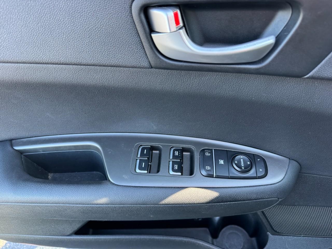 Kia Optima Vehicle Full-screen Gallery Image 18