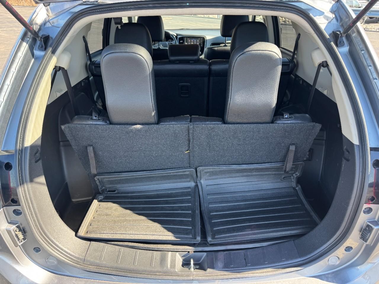 Mitsubishi Outlander Vehicle Full-screen Gallery Image 04